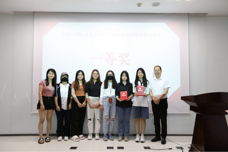 First Prize:"Hadiah", "Ten Years to Return"